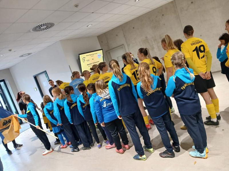 Einlaufen mit der Frauenmannschaft von Fortuna